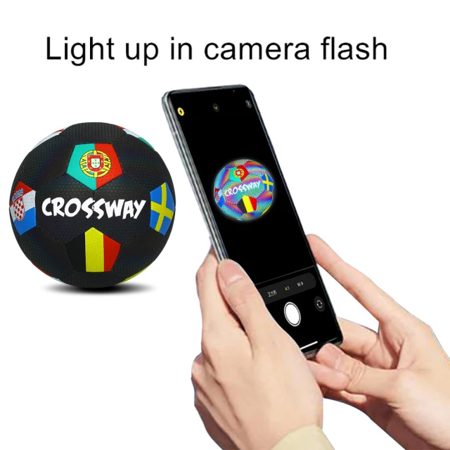 Reflekterende fotball lyser opp ved bruk av mobilens kameralys.