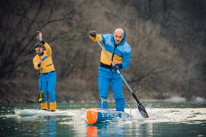 StandOut SUP wear Fjord tørrdrakt  herremodell. Fleksibel og lett tørrdrakt for alle typer helårspadling. Hold deg tørr om vinteren.