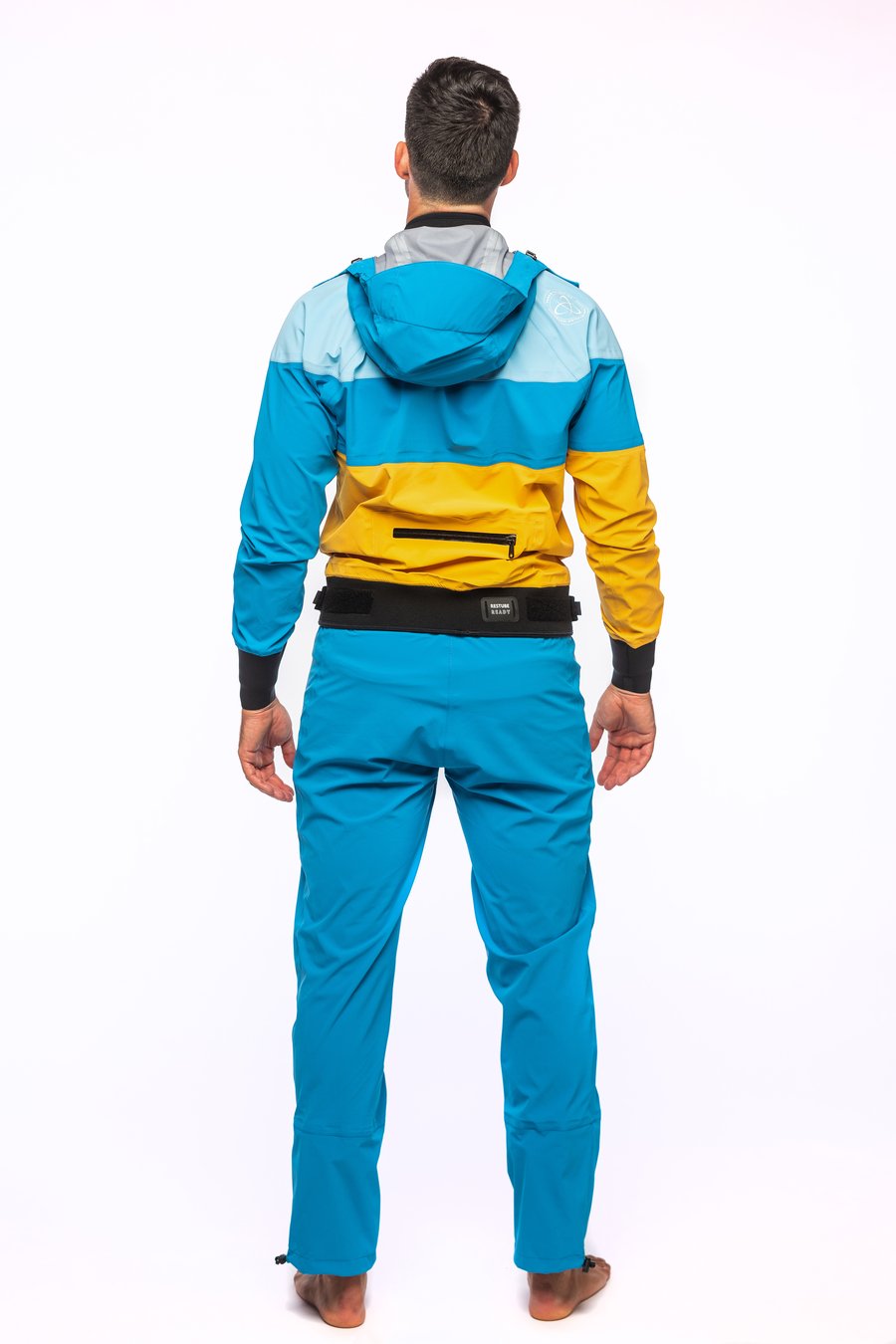 StandOut SUP wear Fjord tørrdrakt  herremodell. Fleksibel og lett tørrdrakt for alle typer helårspadling. Hold deg tørr om vinteren. Tørrdrakt vist bakfra.