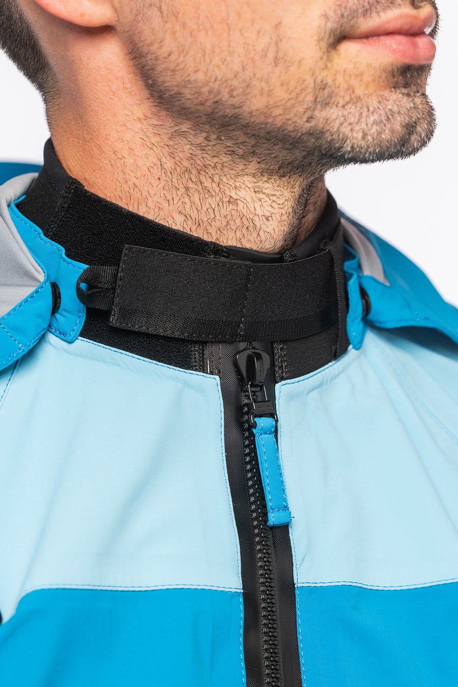 Neopren lukking med borrelås i hals. StandOut SUP wear Fjord tørrdrakt  herremodell. Fleksibel og lett tørrdrakt for alle typer helårspadling. Hold deg tørr om vinteren.