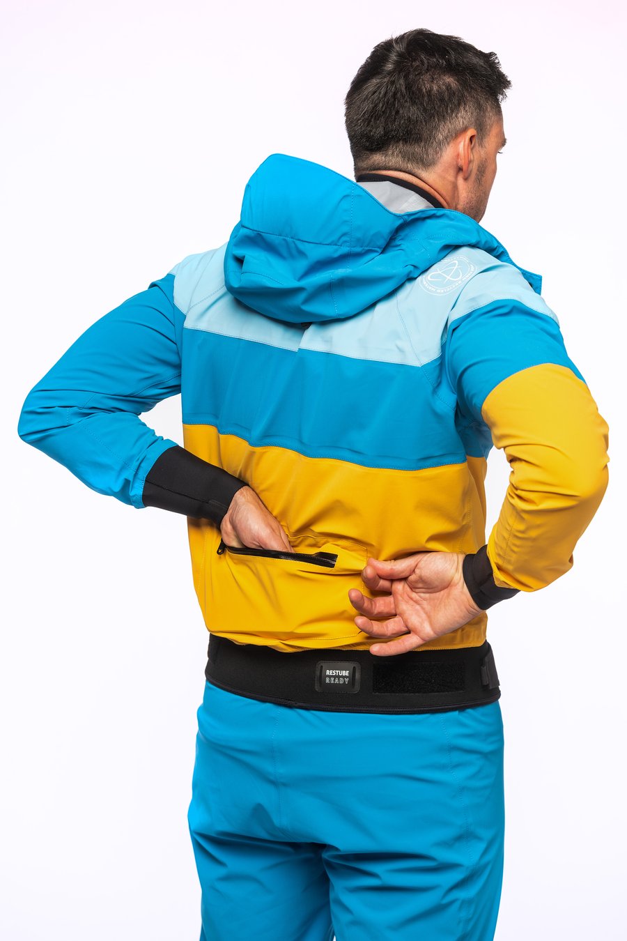 Kjekk lomme bak på rygg. StandOut SUP wear Fjord tørrdrakt  herremodell. Fleksibel og lett tørrdrakt for alle typer helårspadling. Hold deg tørr om vinteren.